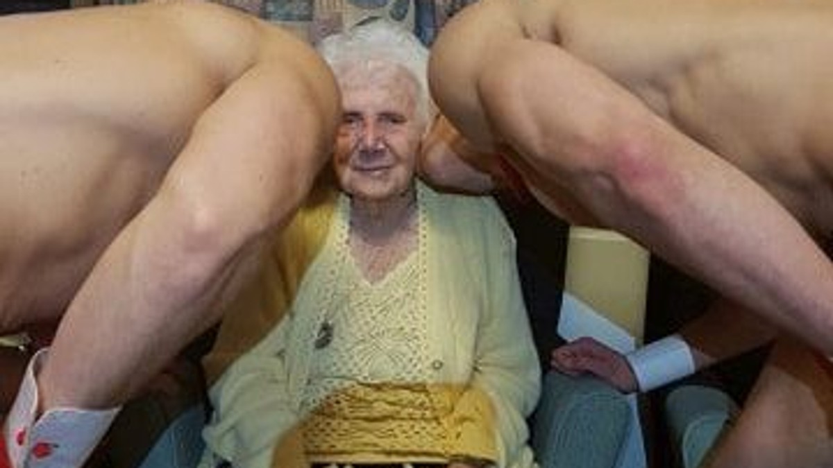 La 100 de ani, a petrecut cu stripperi. Surpriza hot pe care i-au făcut-o rudele | FOTO