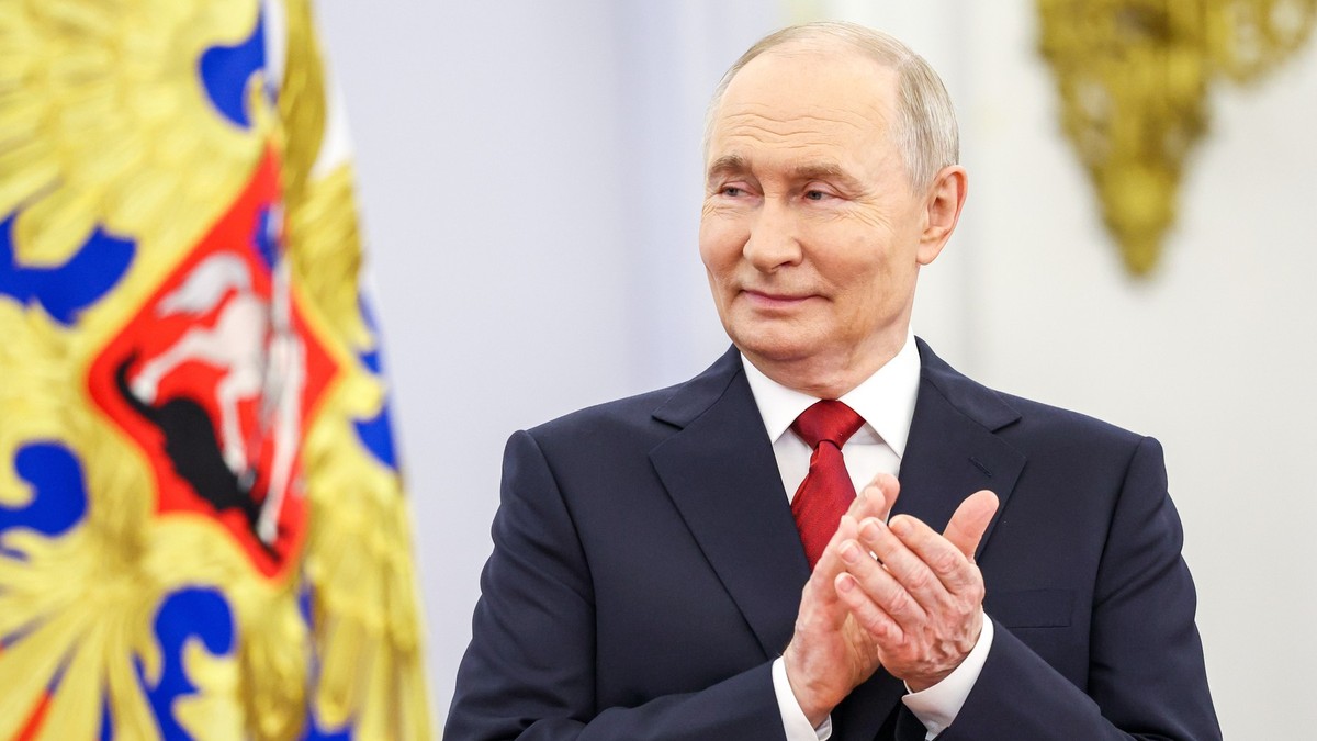 Vladimir Putin bate din palme și sărbătorește la Kremlin în timp ce soldații ruși mor în Ucraina într-un război fără sens Foto: Profimedia