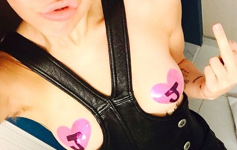 Nu ai mai văzut-o niciodată aşa! Miley Cyrus, fotografie bizară în sânii goi