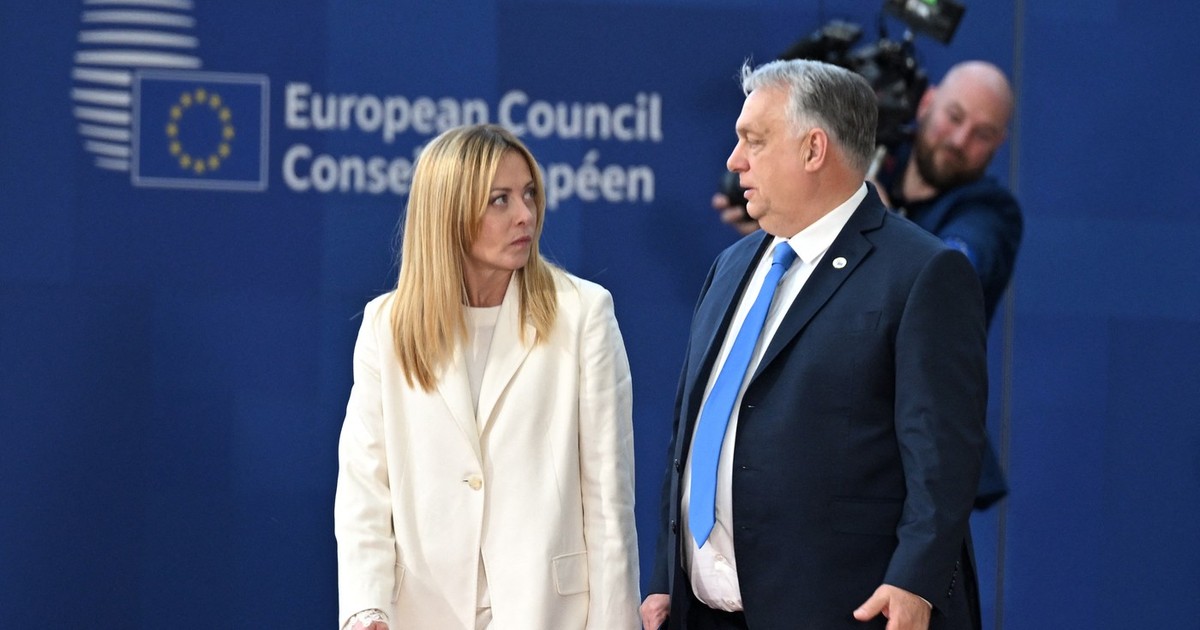 Giorgia Meloni (stânga) și Viktor Orban, surprinși discutând în marja summitului UE de la Bruxelles Foto: Profimedia