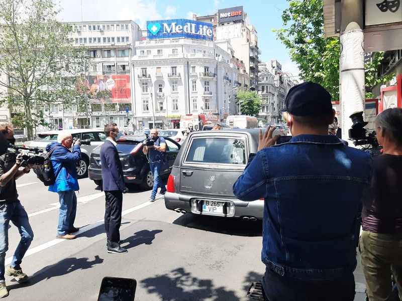 Limuzina cu sicriul în care se află trupul actorului ajunge la Nottara