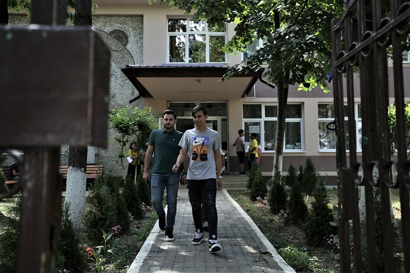 Ștefan, absolvent de clasa a opta, ieșind de la contestații împreună cu fratele său