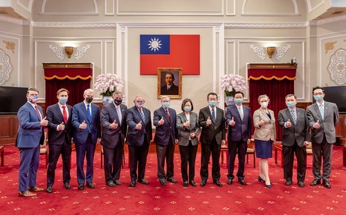 Delegația americană, primită la sediul președinției din Taiwan, vineri, 15 aprilie Foto: Profimedia