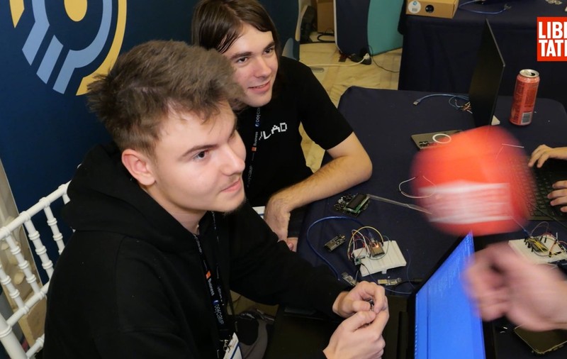 DefCamp pune elevii în fața tehnologiei reale: lecții de hacking hardware și securitate cibernetică pentru noua generație