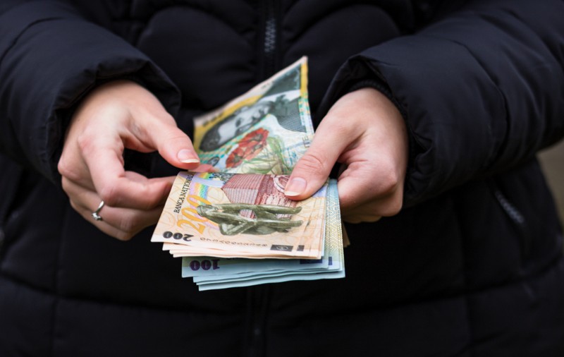 Doar 1 din 10 români a reușit să economisească bani în 2026, 9 au cheltuit tot ori s-au împrumutat