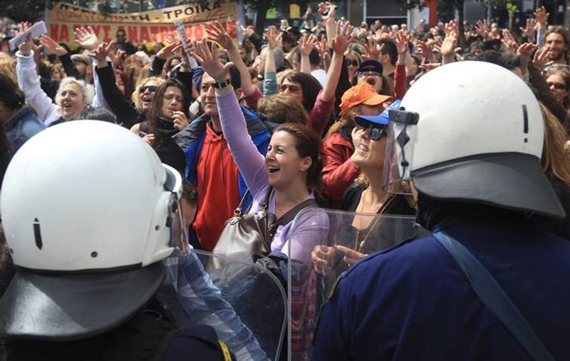 Răscoală în Grecia: peste 50.000 de manifestanţi pe străzile Atenei
