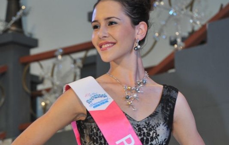 Miss Turism România a făcut senzație în Malaezia. Vezi ce rochie a purtat și spune dacă îți place! | FOTO