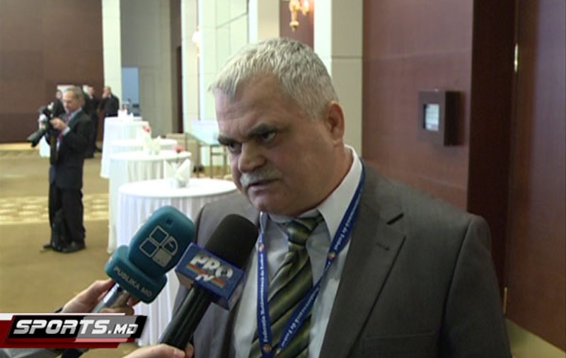 Familia basarabeană Carp a luat foc! S-a speculat că aducerea lui Cătălin la Steaua are legătură cu faptul că Rădoi face școala de antrenori la Chișinău. ^”Sunteți o țară de țigani, debili, nebuni!”, urlă impresarul. Tatăl fundașului: ”Mă c.c în futbolul vostru! Îți rup capul, te duc la Doftana!”