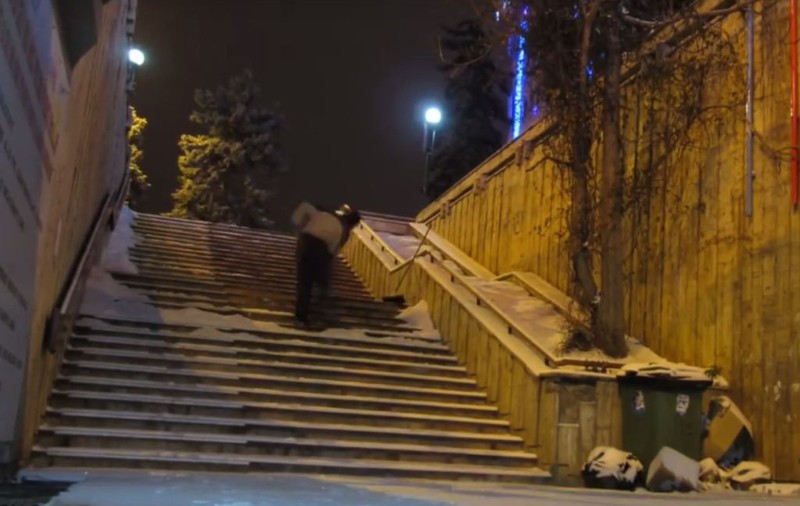 Un bărbat a deszăpezit singur un pasaj din Ploieşti | VIDEO