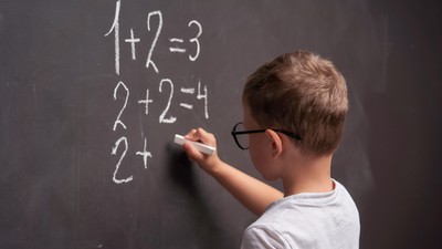 elev-calcule-tablă-shutterstock