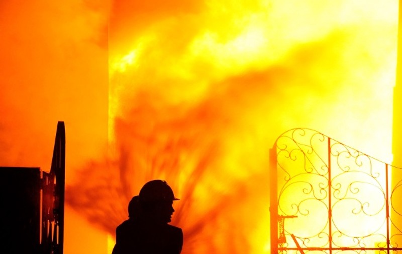 Incendiu de proporţii la un depozit de cauciucuri în Pipera