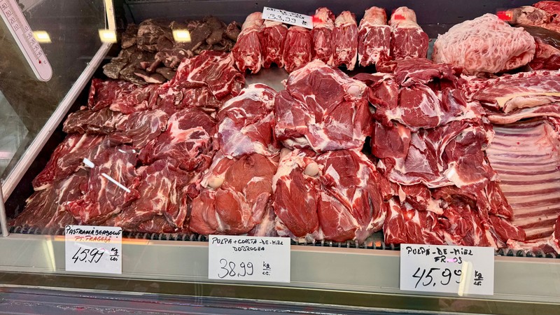 Am mers în Obor să vedem cât costă kilogramul de carne de miel pentru Paște 2026. Foto: Libertatea