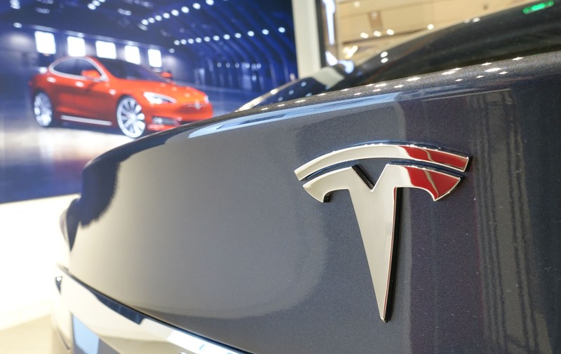 Elon Musk înlocuiește roboții cu oameni la Tesla. ”Oamenii sunt subapreciați”