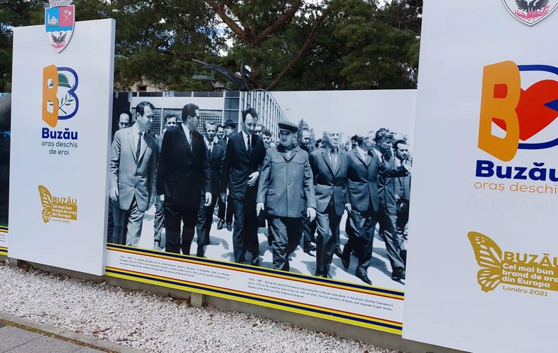 Fotografii cu Nicolae Ceaușescu în vizită de lucru la Buzău, afișate de Primărie, pe stradă: „Ca să ne facem noi reclamă!”