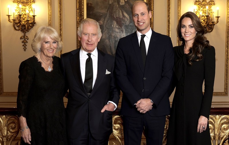 Prima fotografie oficială a regelui Charles III şi cu regina consoartă alături de prinţul şi prinţesa de Wales