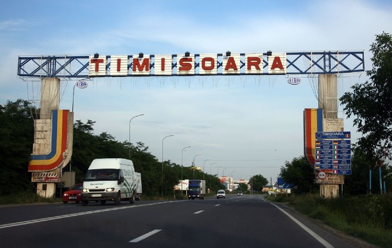 Pompierii au intervenit pentru îndepărtarea unor elemente metalice de pe o poartă de intrare în Timișoara