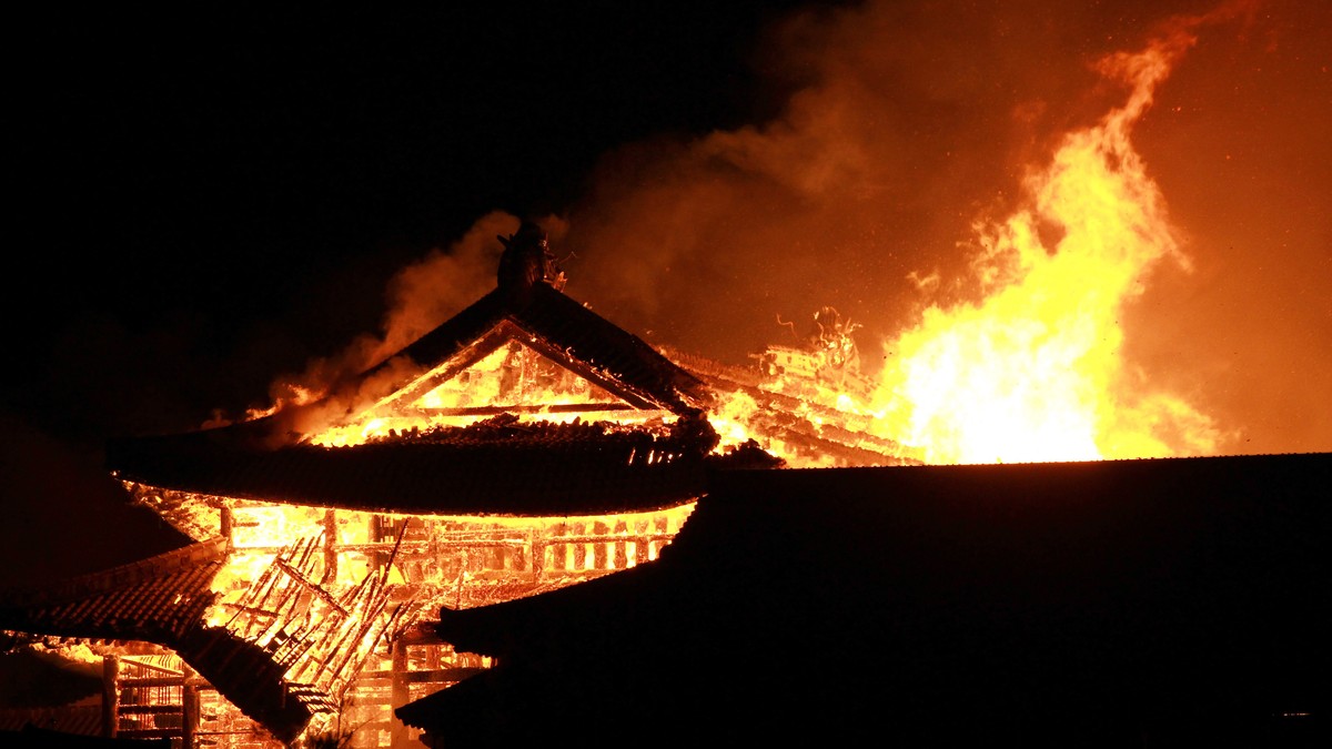 Un castel cu o istorie de 500 de ani, care făcea parte din patrimoniul UNESCO, a ars!