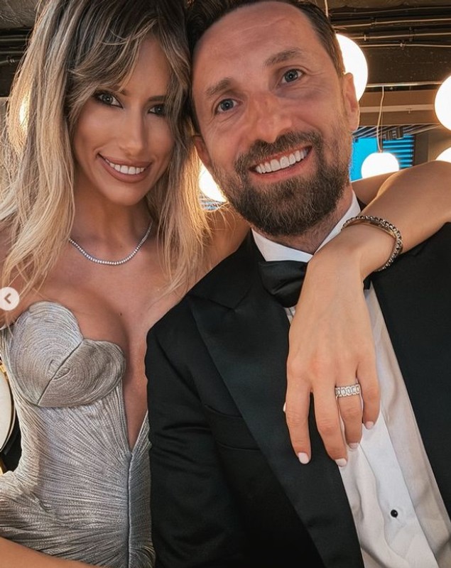 Cum a apărut Dani Oțil la nunta lui Răzvan Simion cu Daliana Răducan. Îmbrăcată într-o rochie decoltată, Gabriela Prisăcariu l-a însoțit