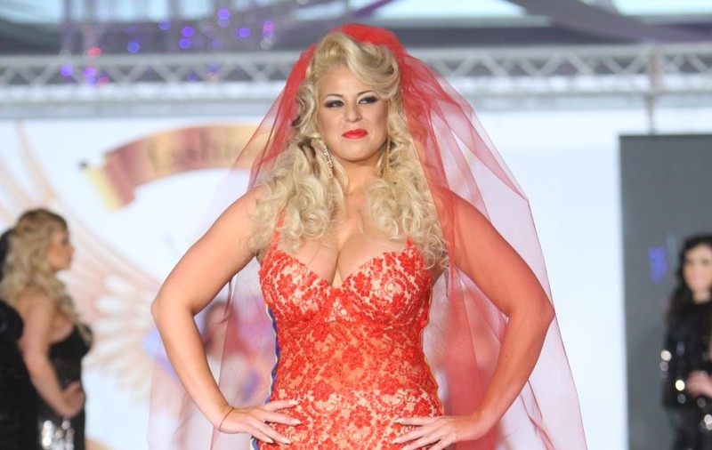 Roxana Nemeş şi-a mascat şunculiţele cu bandă tricoloră! | FOTO