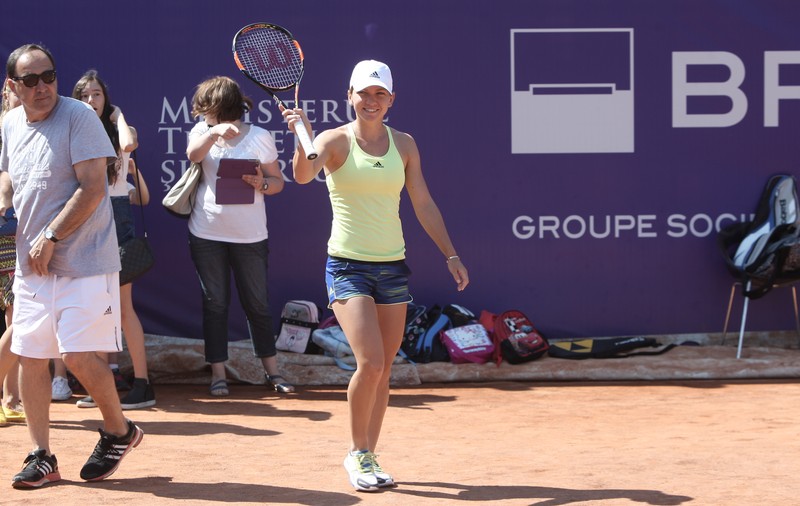 Halep, intervievată de două fetițe singaporeze: ”Noi suntem mici şi tu eşti mică, ce putem face pentru a deveni mai bune în tenis?”. Simona: ”Da, puteți deveni, fiindcă noi suntem rapide pe teren, ne mișcăm bine!”