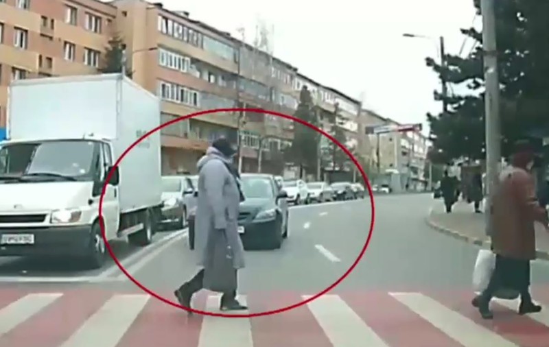 VIDEO / Femeie din Suceava, la un pas de a fi lovită pe o trecere de pietoni de un șofer teribilist