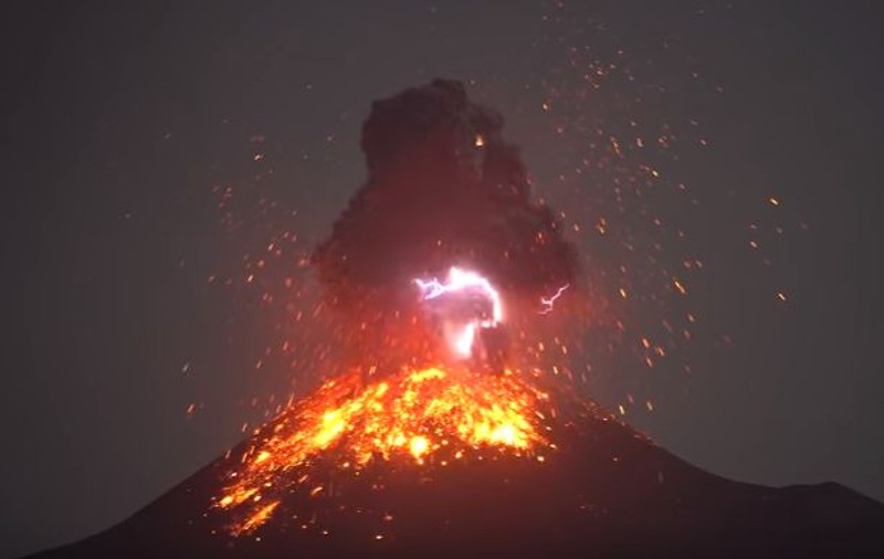 VIDEO | Fenomen extrem de rar în Indonezia. Un vulcan și-a creat propriul fulger în timpul erupției