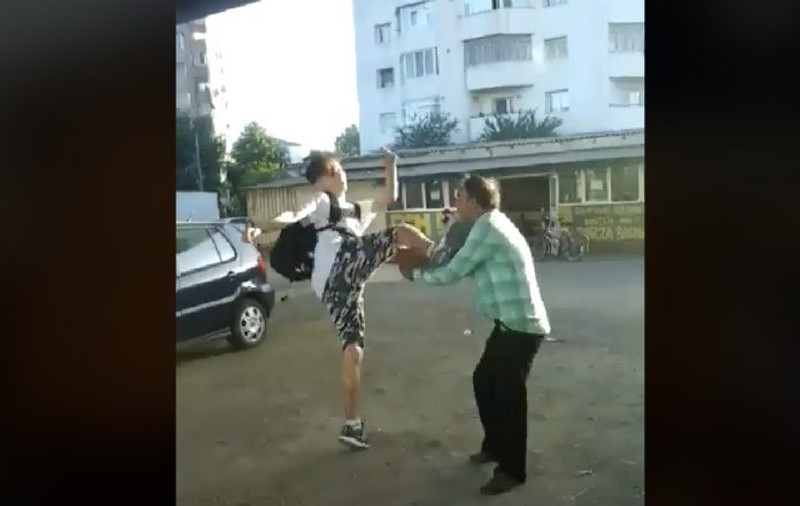 Un tânăr din Bacău a fost filmat în timp ce lovea un bătrân. Prietenii lui se distrau. Agresorul e fiul unui cadru didactic | VIDEO