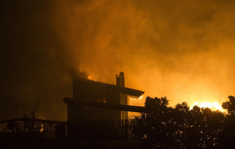 Drama unui pompier grec. I-a murit copilul de 6 luni în incendii, în timp ce se lupta cu flăcările. Soția lui se zbate între viața și moarte