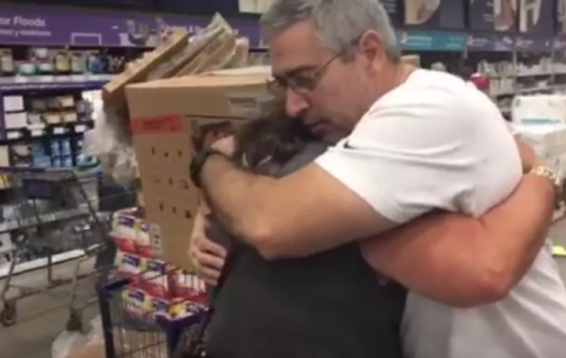 Gestul făcut de un bărbat într-un supermarket din Florida a emoționat o femeie până la lacrimi