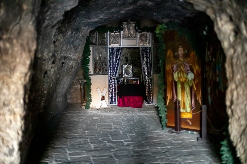 La micul altar din peşteră a fost ţinută prima slujbă de Înviere pe teritorul ţării noastre
