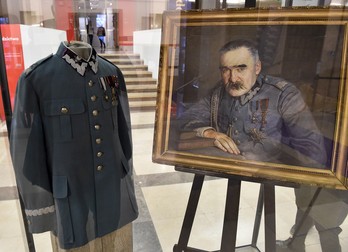 Uniforma mareșalului Jozef Pilsudski alături de un portret al acestuia, expuse la Muzeul Național din Cracovia. Foto: EPA