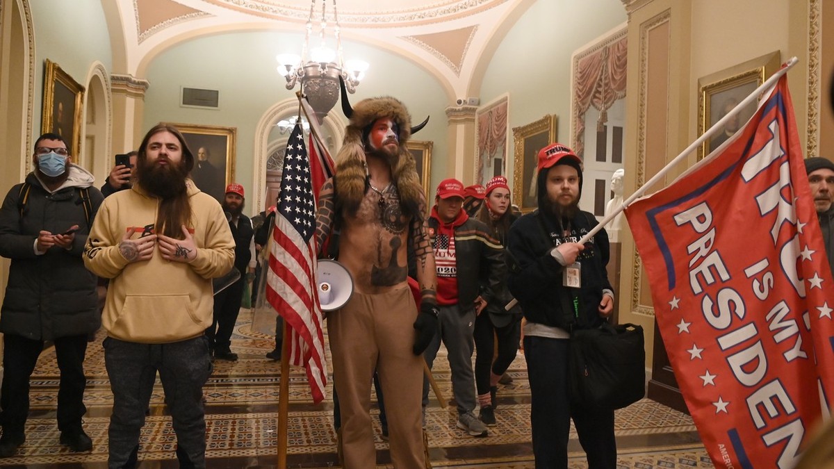 Suporterii lui Donald Trump în timpul asaltului asupra Capitoliului (foto profimedia)