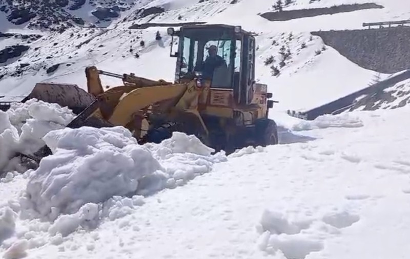 Drumarii au început deszăpezirea Transfăgărăşanului. Când se estimează deschiderea circulaţiei