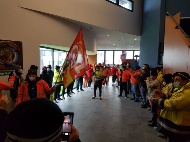 Românii și-au cerut drepturile în sediul firmei. Foto: Sindicatul CGT