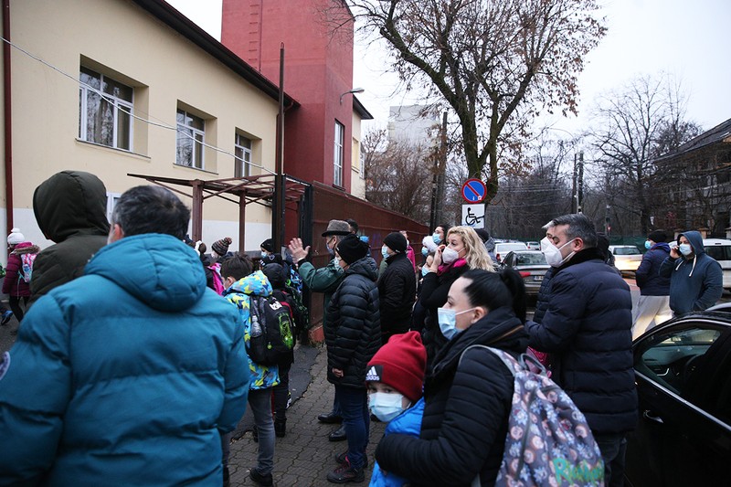 Aglomerație mare la intrarea în școală. Părinți, bunici și-au condus copiii și nepoții în prima zi de școală. Foto: Dumitru Angelescu
