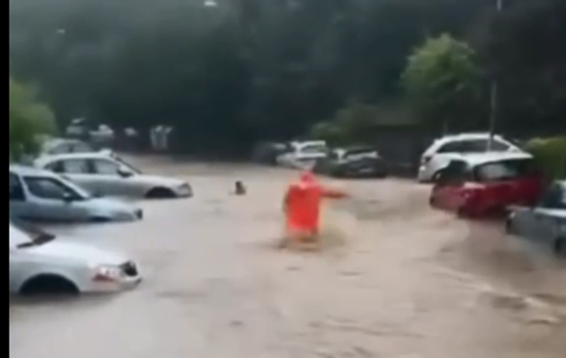 Furtună la Belgrad. Scene dramatice: o femeie a fost salvată în ultima clipă din calea viiturii | VIDEO