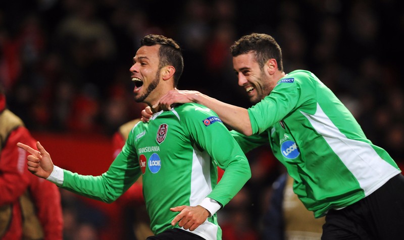 epa03497805 Cluj's Luis Alberto (L) celebrates with his teammate Ivo Pinto (R) after scoring the 1-0 lead during the UEFA Champions League group H soccer match between Manchester United and CFR Cluj in Manchester, England, 05 December 2012. EPA/PETER POWELL