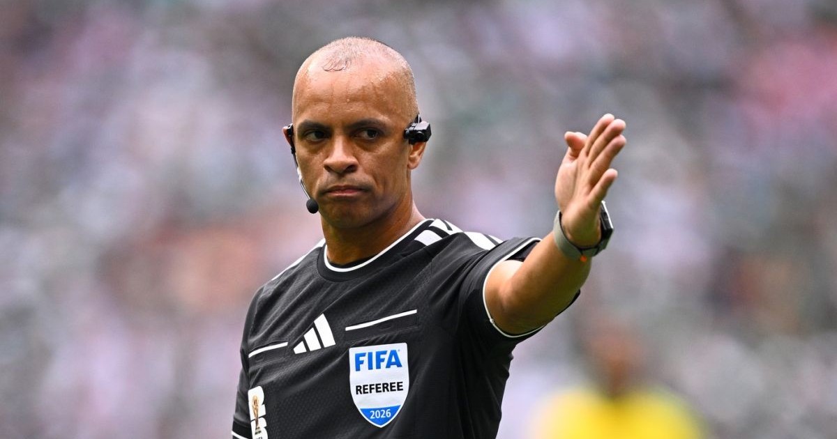 Arbitrul Wilton Pereira Sampaio cu căști la ureche semnalează o infracțiune în timpul meciului Mexic - Africa de Sud de la Cupa Mondială 2026, 11 iunie 2026