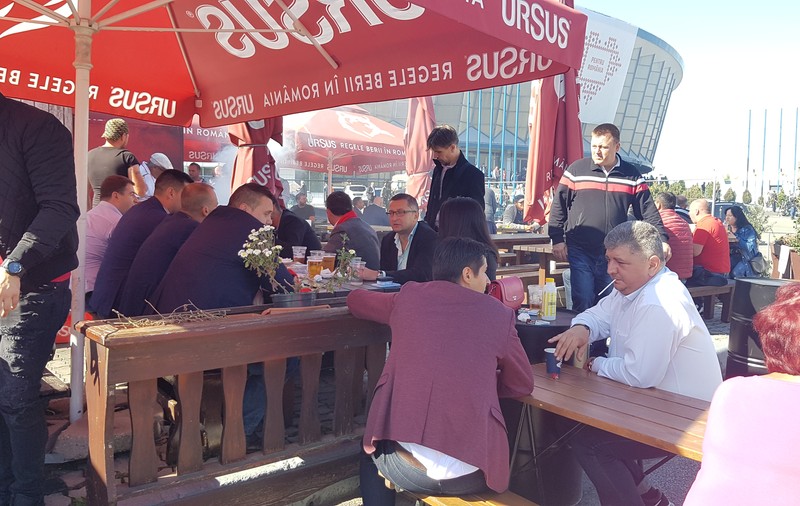 Fum de grătare, nervi și scaune goale la lansarea candidaturii Vioricăi Dăncilă: „Hai la mici, că mi-a scăzut glicemia!”