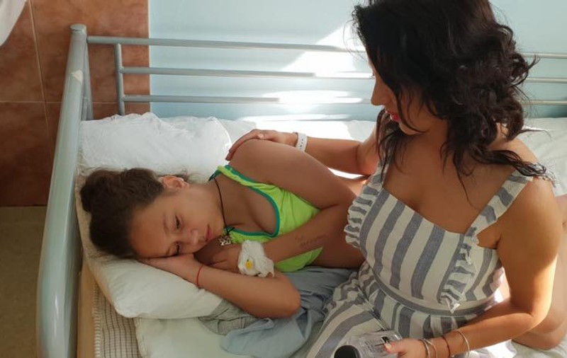 Fetița Larisei Drăgulescu, din nou pe patul de spital. “Are două operații de implant “