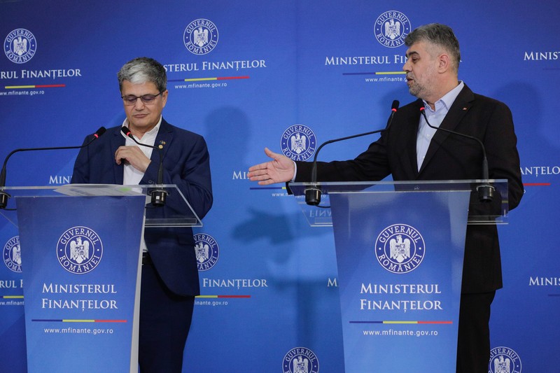 Prim-ministrul Marcel Ciolacu și Marcel Boloș, ministrul Finanțelor. Foto: Inquam Photos / George Călin