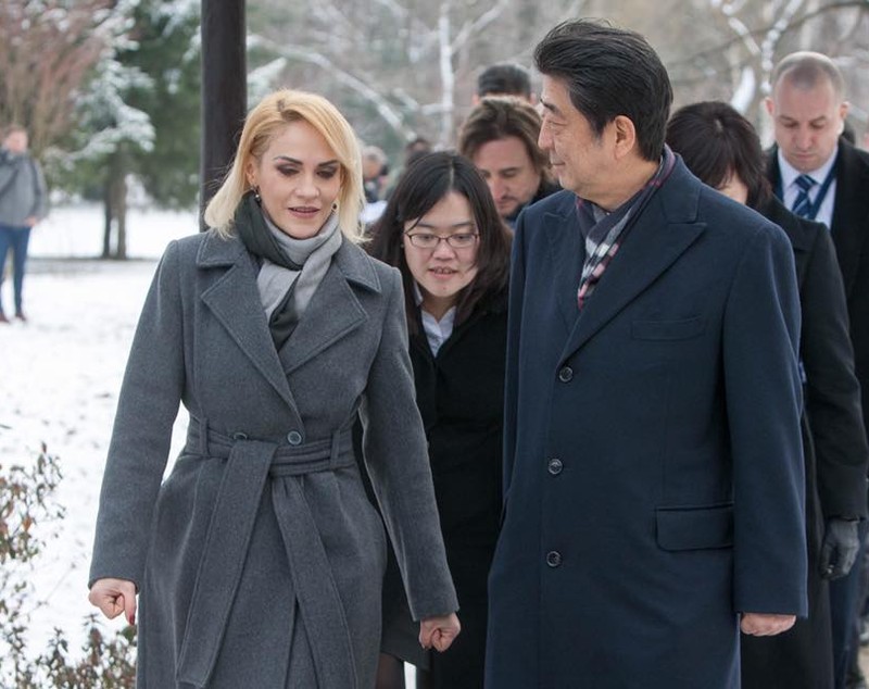 Gabriela Firea, alături de premierul Japoniei Shinzo Abe, în grădina japoneză din Herăstrău