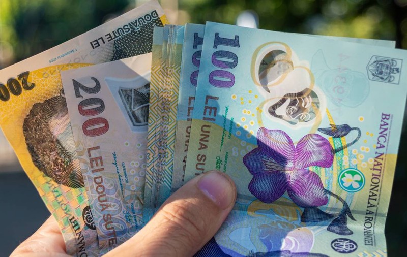 Pensionarii ar putea primi mii de lei înapoi după ce taxa de 10% pe pensiile mai mari de 3.000 de lei a ajuns la CCR