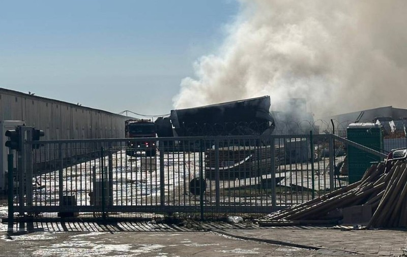 Cum arată hala care a ars în Dragonul Roșu. Imagini cu depozitul făcut scrum după incendiul din București