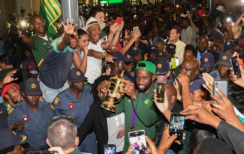 Campionii mondiali la rugby, primiți în Africa de Sud ca niște eroi. Carnaval în plină criză