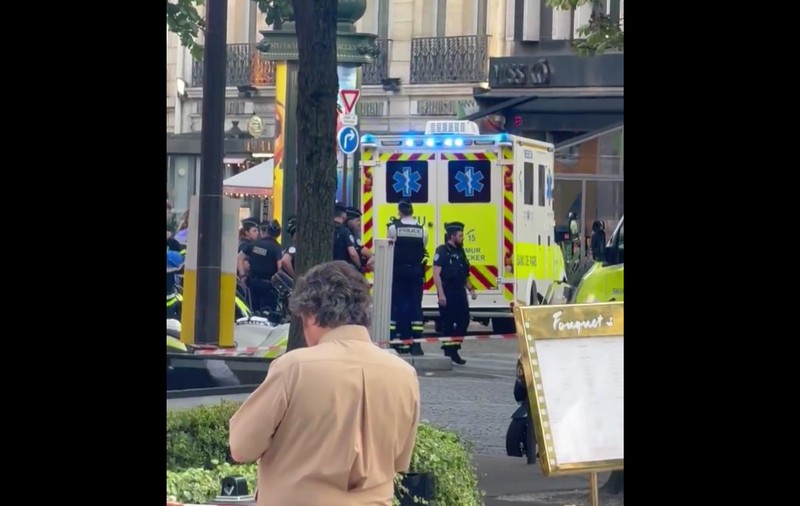 Polițist atacat cu un cuțit la Paris. Agresorul, care a fost dat afară dintr-un magazin Luis Vuitton, împușcat de un alt agent