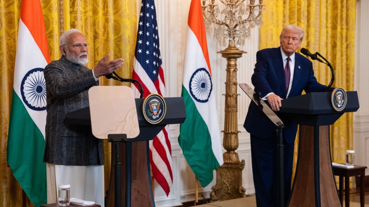 Cu stagurile SUA și Indiei în spate, prim-ministrul Indiei, Narendra Modi, și președintele SUA, Donald Trump, susțin o conferință de presă la Casa Albă, iunie 2025