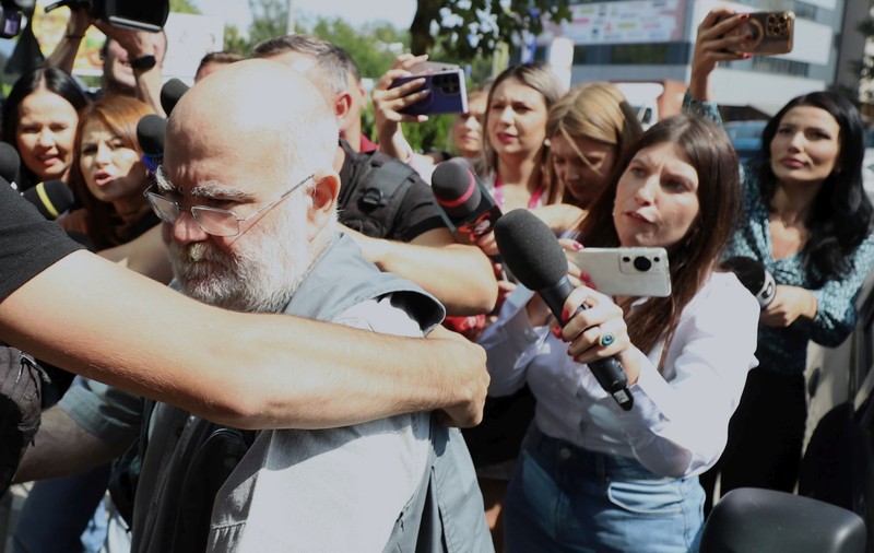 Alfred Bulai folosea o tactică în două etape pentru a-și abuza psihic studentele. Sociologul rămâne în arest la domiciliu