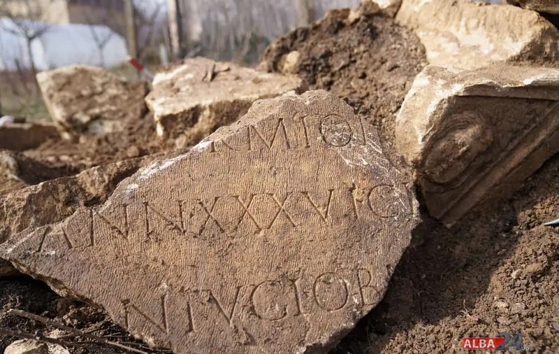Sarcofag roman vechi de 1700 de ani, distrus cu excavatorul în cimitirul din Alba Iulia. A fost deschis dosar penal