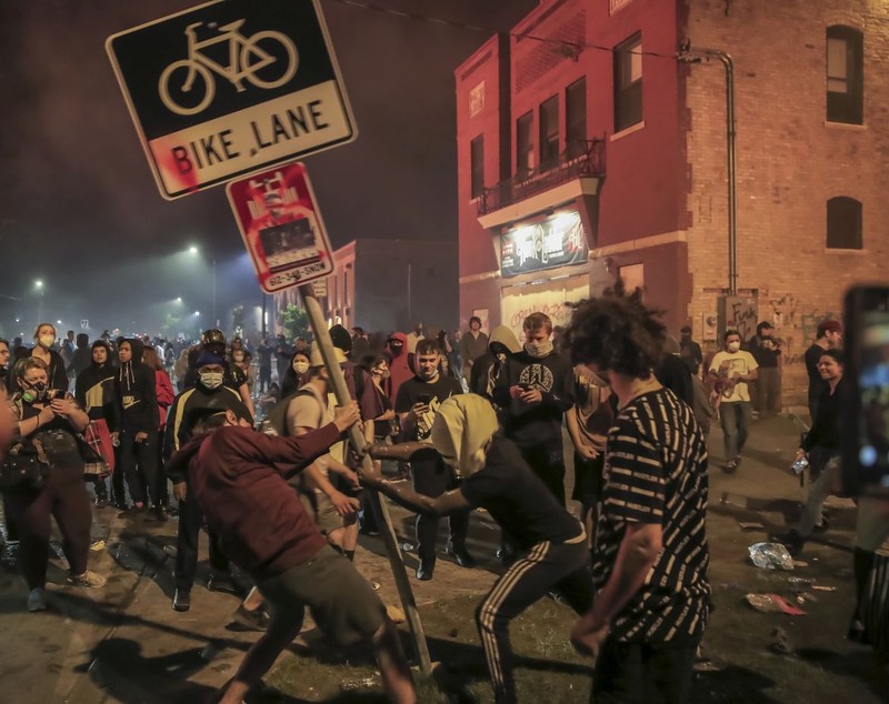 Furie în SUA: O secție de poliție din Minneapolis a fost incendiată, în a treia zi de proteste după moartea unui bărbat de culoare